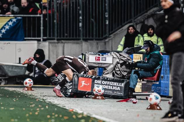 Soccer Men Season 2025 2026 Soccer Bundesliga 11 Matchday FC St Pauli vs 1 FC Union Berlin 23 11 2025 Louis Oppie 23, FC St Pauli falls into the TV camera Hamburg Millerntor Stadion Hamburg Germany