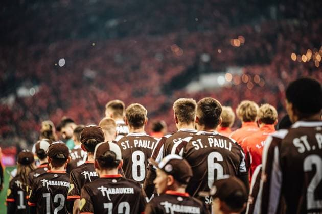 Soccer Men Season 2025 2026 Soccer Bundesliga 11 Matchday FC St Pauli vs 1 FC Union Berlin 23 11 2025 The teams take the field Hamburg Millerntor Stadion Hamburg Germany