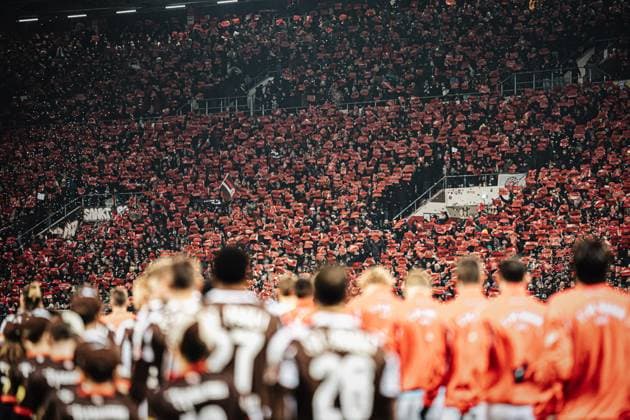 Soccer Men Season 2025 2026 Football Bundesliga 11 Matchday FC St Pauli vs 1 FC Union Berlin 23 11 2025 The teams enter the stadium, signs with no IMK are held up in the stands No International Migration Conference vs International Migration Conference Hamburg Millerntor Stadion Hamburg Germany