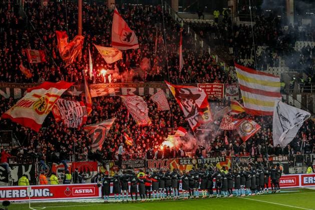 The Union team celebrates in front of the fan block Pyrotechnics Pyro fire Flags Flags Germany , Hamburg , Millerntorstadion , Football , 1 Bundesliga , FC St Pauli 1 FC Union Berlin
