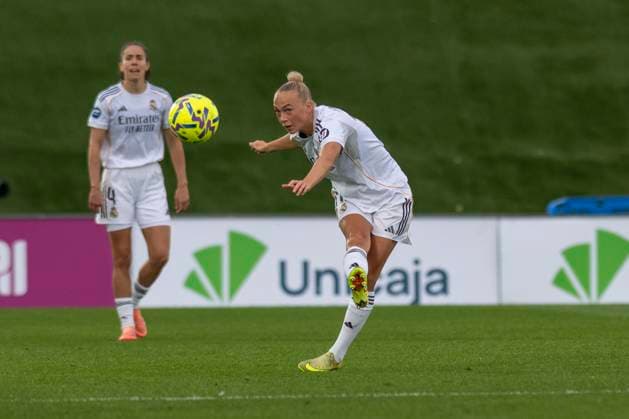 November 23, 2025, Madrid, Madrid, Spain: HANNA BENNISON of Real Madrid Femenino CF kicks the ball during the Spanish Women League, Liga F, football match played between REAL MADRID Womens and SD EIBAR at Alfredo Di Stefano stadium on November 23, 2025, in Valdebebas, Madrid, Spain. Madrid Spain - ZUMAc312 20251123_zsp_c312_108 Copyright: xOscarxManuelxSanchezx