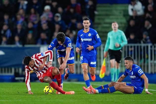 November 23, 2025, Getafe, Madrid, Spain: Nico Gonzalez of Atletico de Madrid, Mario Martin and Abdel Abqar of Getafe CF compete for the ball during the Spanish League, LaLiga EA Sports, football match played between Getafe CF and Atletico de Madrid at Coliseum de Getafe stadium on November 23, 2025, in Getafe, Spain. Getafe Spain - ZUMAa181 20251123_zaa_a181_247 Copyright: xDennisxAgyemanx