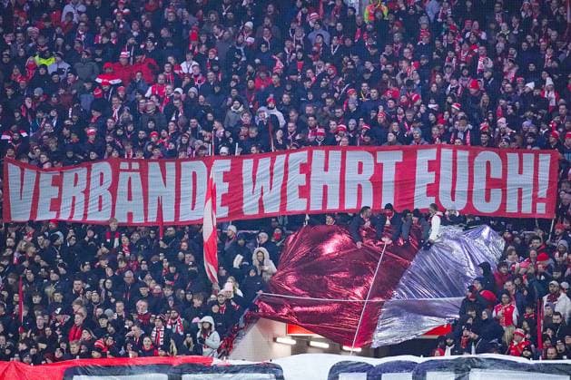 23 11 2025, xydrx, Football, 3 Liga, Rot Weiss Essen FC Energie Cottbus, Season 2025 2026, Stadion an der Hafenstraße Banner of the fans of Rot Weiss Essen with the inscription Verbände wehrt euch DFB regulations prohibit any use of photographs as image sequences and or quasi video Nordrhein Westfahlen Germany