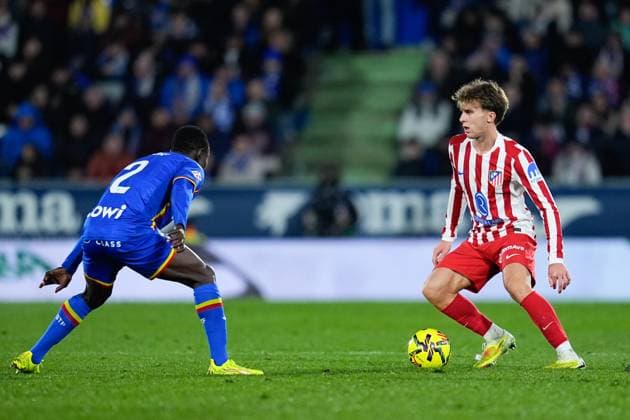 November 23, 2025, Getafe, Madrid, Spain: Pablo Barrios of Atletico de Madrid in action during the Spanish League, LaLiga EA Sports, football match played between Getafe CF and Atletico de Madrid at Coliseum de Getafe stadium on November 23, 2025, in Getafe, Spain. Getafe Spain - ZUMAa181 20251123_zaa_a181_249 Copyright: xDennisxAgyemanx