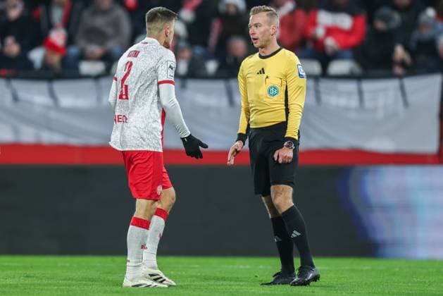 Soccer 3 Liga 15 Matchday Rot Weiss Essen FC Energie Cottbus on 23 11 2025 at Stadion an der Hafenstraße in Essen Michael Kostka Essen , left discussed with referee Martin Wilke Merzhausen , right DFB regulations prohibit any use of photographs as image sequences and or quasi video xJRx