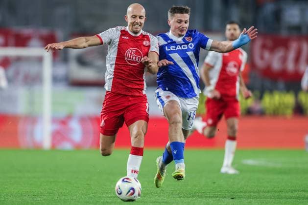 Soccer 3 Liga 15 Matchday Rot Weiss Essen FC Energie Cottbus on 23 11 2025 at Stadion an der Hafenstraße in Essen Tobias Kraulich Essen , left Erik Engelhardt Cottbus , right DFB regulations prohibit any use of photographs as image sequences and or quasi video xJRx