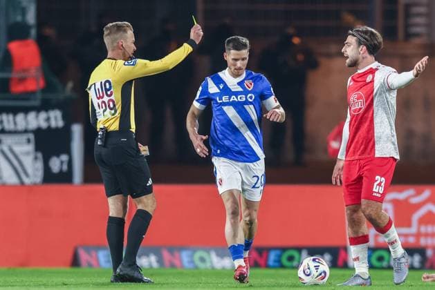 Soccer 3 Liga 15 Matchday Rot Weiss Essen FC Energie Cottbus on 23 11 2025 at Stadion an der Hafenstraße in Essen Referee Martin Wilke Merzhausen , left shows Jose Enrique Rios Alonso Essen , right the yellow card DFB regulations prohibit any use of photographs as image sequences and or quasi video xJRx