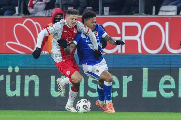 Soccer 3 Liga 15 Matchday Rot Weiss Essen FC Energie Cottbus on 23 11 2025 at Stadion an der Hafenstraße in Essen Ramien Safi Essen , left Justin Butler Cottbus , right DFB regulations prohibit any use of photographs as image sequences and or quasi video xJRx