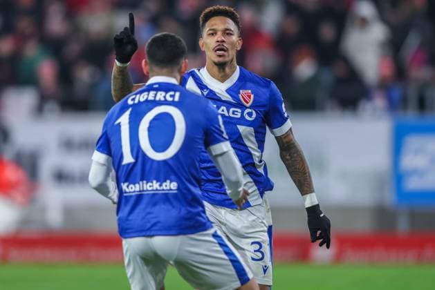 Soccer 3 Liga 15 Matchday Rot Weiss Essen FC Energie Cottbus on 23 11 2025 at Stadion an der Hafenstraße in Essen Goal celebration to 0 2 by Justin Butler Cottbus DFB regulations prohibit any use of photographs as image sequences and or quasi video xJRx