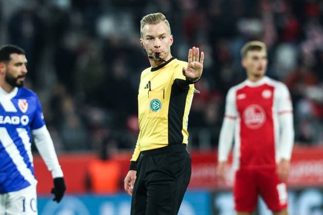 Sport, Football, 3 Liga Season 2025 2026 15 Matchday Rot Weiss Essen FC Energie Cottbus 23 11 2025, Stadion an der Hafenstraße Martin Wilke Referee Essen Stadion an der Hafenstraße North Rhine-Westphalia Germany