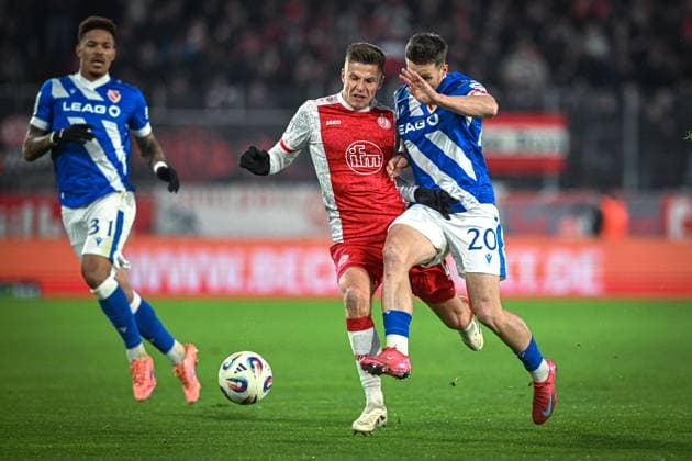 Germany, Football, 3 Liga, Matchday 15, 2025 2026, Rot Weiss Essen vs FC Energie Cottbus, 23 11 2025, Stadion an der Hafenstrasse, Essen, Germany, duel Michael Kostka Rot Weiss Essen, 2 vs Axel Borgmann Energie Cottbus, 20 Copyright: xMarkusxVerwimpx