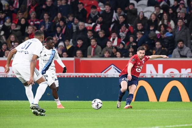 LOSC Lille v Paris FC - Ligue 1 McDonald s 2025 2026 15 Romain PERRAUD (losc) during the Ligue 1 McDonald s match between Lille and Paris at Stade Pierre Mauroy on November 23, 2025 in Lille, France. Lille France  Copyright: xFEPx 776417692