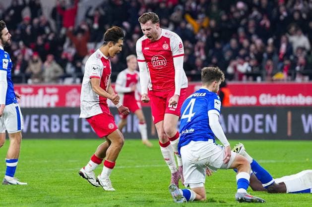 23 11 2025, xydrx, Football, 3 Liga, Rot Weiss Essen FC Energie Cottbus, Season 2025 2026, Stadion an der Hafenstraße Goal celebration after the goal to 1 2 for Rot Weiss Essen by scorer Jannik Mause Rot Weiss Essen 29 DFB regulations prohibit any use of photographs as image sequences and or quasi video Nordrhein Westfahlen Germany