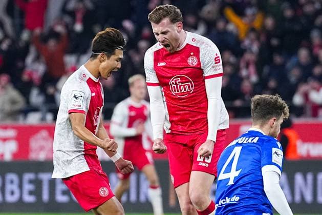 23 11 2025, xydrx, Football, 3 Liga, Rot Weiss Essen FC Energie Cottbus, Season 2025 2026, Stadion an der Hafenstraße Goal celebration after the goal to 1 2 for Rot Weiss Essen by scorer Jannik Mause Rot Weiss Essen 29 DFB regulations prohibit any use of photographs as image sequences and or quasi video Nordrhein Westfahlen Germany