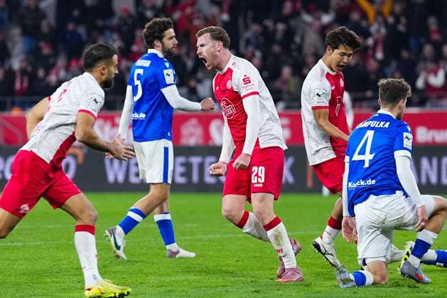 23 11 2025, xydrx, Football, 3 Liga, Rot Weiss Essen FC Energie Cottbus, Season 2025 2026, Stadion an der Hafenstraße Goal celebration after the goal to 1 2 for Rot Weiss Essen by scorer Jannik Mause Rot Weiss Essen 29 DFB regulations prohibit any use of photographs as image sequences and or quasi video Nordrhein Westfahlen Germany