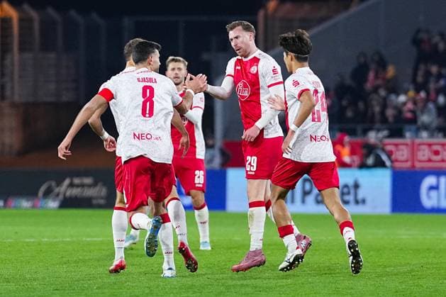 23 11 2025, xydrx, Soccer, 3 Liga, Rot Weiss Essen FC Energie Cottbus, Season 2025 2026, Stadion an der Hafenstraße Goal celebration after the goal to 1 2 for Rot Weiss Essen by scorer Jannik Mause Rot Weiss Essen 29 together with Klaus Gjasula Rot Weiss Essen 8 and Kaito Mizuta Rot Weiss Essen 24 DFB regulations prohibit any use of photographs as image sequences and or quasi video Nordrhein Westfahlen Germany