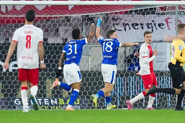 23 11 2025, xydrx, Football, 3 Liga, Rot Weiss Essen FC Energie Cottbus, Season 2025 2026, Stadion an der Hafenstraße Goal celebration after the goal to 2 0 for FC Energie Cottbus by scorer Justin Butler FC Energie Cottbus 31 together with Erik Engelhardt FC Energie Cottbus 18 DFB regulations prohibit any use of photographs as image sequences and or quasi video Nordrhein Westfahlen Germany