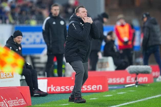 23 11 2025, xydrx, Football, 3 Liga, Rot Weiss Essen FC Energie Cottbus, Season 2025 2026, Stadion an der Hafenstraße Uwe Koschinat Head Coach Rot Weiss Essen gesticulating DFB regulations prohibit any use of photographs as image sequences and or quasi video Nordrhein Westfahlen Germany