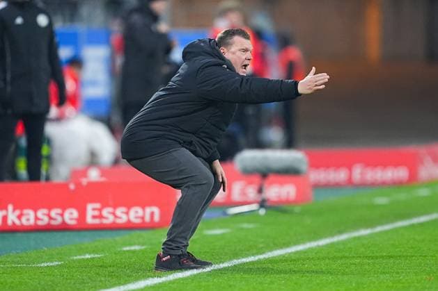 23 11 2025, xydrx, Football, 3 Liga, Rot Weiss Essen FC Energie Cottbus, Season 2025 2026, Stadion an der Hafenstraße Uwe Koschinat Head Coach Rot Weiss Essen gesticulating DFB regulations prohibit any use of photographs as image sequences and or quasi video Nordrhein Westfahlen Germany