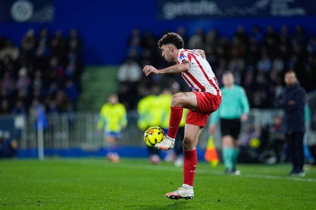 November 23, 2025, Getafe, Madrid, Spain: Matteo Ruggeri of Atletico de Madrid controls the ball during the Spanish League, LaLiga EA Sports, football match played between Getafe CF and Atletico de Madrid at Coliseum de Getafe stadium on November 23, 2025, in Getafe, Spain. Getafe Spain - ZUMAa181 20251123_zaa_a181_257 Copyright: xDennisxAgyemanx
