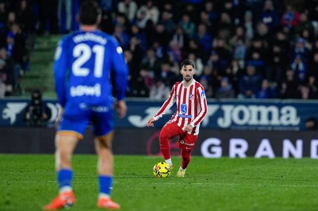 November 23, 2025, Getafe, Madrid, Spain: Alex Baena of Atletico de Madrid in action during the Spanish League, LaLiga EA Sports, football match played between Getafe CF and Atletico de Madrid at Coliseum de Getafe stadium on November 23, 2025, in Getafe, Spain. Getafe Spain - ZUMAa181 20251123_zaa_a181_259 Copyright: xDennisxAgyemanx