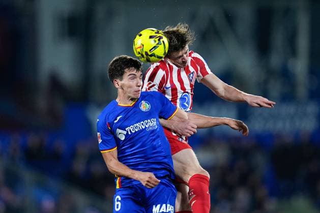 November 23, 2025, Getafe, Madrid, Spain: Conor Gallagher of Atletico de Madrid and Mario Martin of Getafe CF compete for the ball during the Spanish League, LaLiga EA Sports, football match played between Getafe CF and Atletico de Madrid at Coliseum de Getafe stadium on November 23, 2025, in Getafe, Spain. Getafe Spain - ZUMAa181 20251123_zaa_a181_260 Copyright: xDennisxAgyemanx