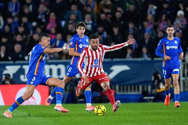 November 23, 2025, Getafe, Madrid, Spain: Nico Gonzalez of Atletico de Madrid and Abdel Abqar of Getafe CF in action during the Spanish League, LaLiga EA Sports, football match played between Getafe CF and Atletico de Madrid at Coliseum de Getafe stadium on November 23, 2025, in Getafe, Spain. Getafe Spain - ZUMAa181 20251123_zaa_a181_261 Copyright: xDennisxAgyemanx