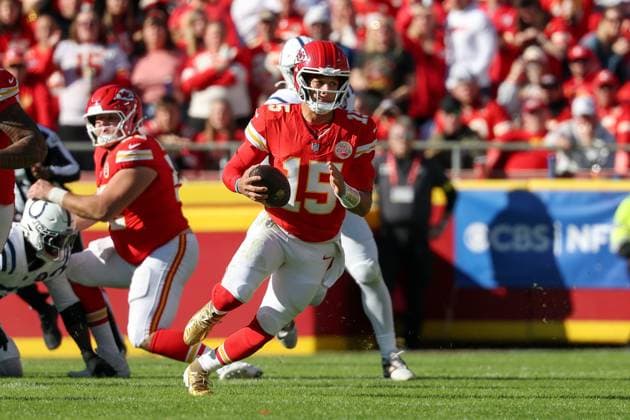 November 23, 2025: Kansas City Chiefs quarterback Patrick Mahomes (15) runs the ball for a first down during the first half of an NFL, American Football Herren, USA football game against the Indianapolis Colts at GEHA Field at Arrowhead Stadium in Kansas City, MO. CSM Kansas City United States of America - ZUMAc04_ 20251123_zma_c04_054 Copyright: xDavidxSmithx