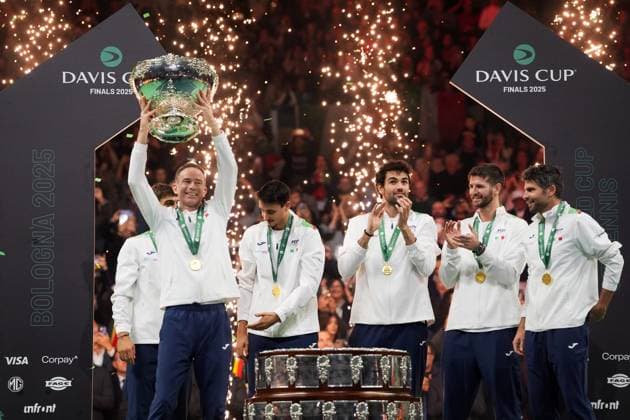 The players of Italy celebrate with captain Filippo Volandri after winning the Davis Cup Finals 2025 at Bologna Fiere, Bologna, Italy - November 23, 2025. - Tennis.  Copyright: xMassimoxPaolone LaPressex