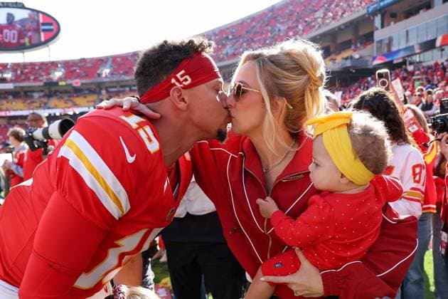 November 23, 2025: Kansas City Chiefs quarterback Patrick Mahomes (15) kisses his wife, Brittany, before an NFL, American Football Herren, USA football game against the Indianapolis Colts at GEHA Field at Arrowhead Stadium in Kansas City, MO. CSM Kansas City United States of America - ZUMAc04_ 20251123_zma_c04_060 Copyright: xDavidxSmithx