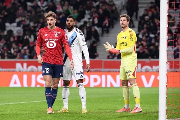 LOSC Lille v Paris FC - Ligue 1 McDonald s 2025 2026 12 Thomas MEUNIER (losc) - 09 Willem GEUBBELS (pfc) - 35 Kevin TRAPP (pfc) during the Ligue 1 McDonald s match between Lille and Paris at Stade Pierre Mauroy on November 23, 2025 in Lille, France. Lille France  Copyright: xFEPx 776417692