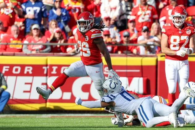 November 23, 2025: Kansas City Chiefs running back Kareem Hunt (29) gets away from Indianapolis Colts safety Cam Bynum (0) and runs the ball for a first down during the first half of an NFL, American Football Herren, USA football game at GEHA Field at Arrowhead Stadium in Kansas City, MO. CSM Kansas City United States of America - ZUMAc04_ 20251123_zma_c04_067 Copyright: xDavidxSmithx