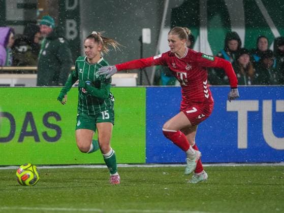 Michelle Weiss SV Werder Bremen, 15 in duel against Anna Lena Stolze 1 FC Koeln, 07 SV Werder Bremen vs 1 FC Koeln, Football, Womens Bundesliga, Google Pixel Womens Bundesliga, Matchday 11, Season 2025 2026, 23 11 2025 DFB REGULATES PROHIBIT ANY USE OF PHOTOGRAPHS AS IMAGE SEQUENCES AND OR QUASI VIDEO, SV Werder Bremen vs 1 FC Koeln, Football, Womens Bundesliga, Google Pixel Womens Bundesliga, Matchday 11, Season 2025 2026, 23 11 2025 Bremen Copyright: xEibner-Pressefoto DamianxKruczynx EP_DKI