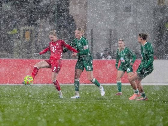 Anna Lena Stolze 1 FC Koeln, 07 klaert den Ball von Lina Hausicke SV Werder Bremen, 18 SV Werder Bremen vs 1 FC Koeln, Fußball, Frauen Bundesliga, Google Pixel Frauen Bundesliga, 11 Spieltag, Saison 2025 2026, 23 11 2025 DFB REGULATES PROHIBIT ANY USE OF PHOTOGRAPHS AS IMAGE SEQUENCES AND OR QUASI VIDEO, SV Werder Bremen vs 1 FC Koeln, Football, Womens Bundesliga, Google Pixel Womens Bundesliga, Matchday 11, Season 2025 2026, 23 11 2025 Bremen Copyright: xEibner-Pressefoto DamianxKruczynx EP_DKI