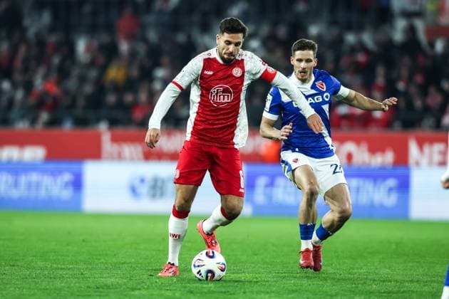 Sport, Football, 3 Liga Season 2025 2026 15 Matchday Rot Weiss Essen FC Energie Cottbus 23 11 2025, Stadion an der Hafenstraße Ahmet Arslan Rot Weiss Essen, 6 Leon Guwara FC Energie Cottbus, 21 Essen Stadion an der Hafenstraße North Rhine-Westphalia Germany