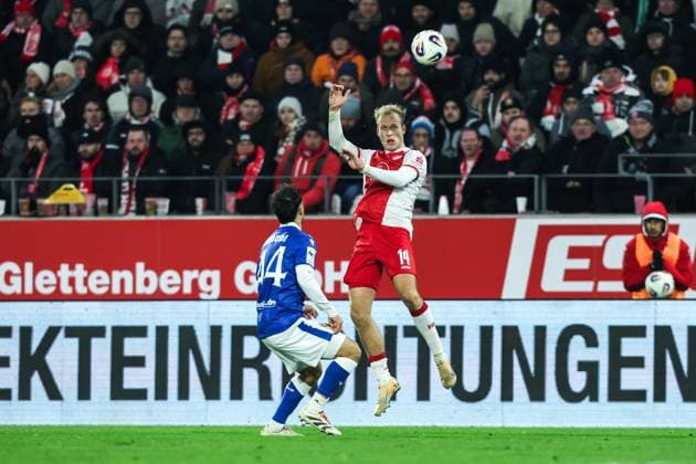 Sport, Football, 3 Liga Season 2025 2026 15 Matchday Rot Weiss Essen FC Energie Cottbus 23 11 2025, Stadion an der Hafenstraße Simon Straudi FC Energie Cottbus, 44 Lucas Brumme Rot Weiss Essen, 14 Essen Stadion an der Hafenstraße North Rhine-Westphalia Germany