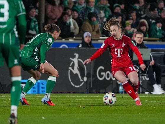 Weronika Zawistowska 1 FC Koeln, 10 in duel against Verena Wieder SV Werder Bremen, 31 SV Werder Bremen vs 1 FC Koeln, Football, Womens Bundesliga, Google Pixel Womens Bundesliga, Matchday 11, Season 2025 2026, 23 11 2025 DFB REGULATES PROHIBIT ANY USE OF PHOTOGRAPHS AS IMAGE SEQUENCES AND OR QUASI VIDEO, SV Werder Bremen vs 1 FC Koeln, Football, Womens Bundesliga, Google Pixel Womens Bundesliga, Matchday 11, Season 2025 2026, 23 11 2025 Bremen Copyright: xEibner-Pressefoto DamianxKruczynx EP_DKI