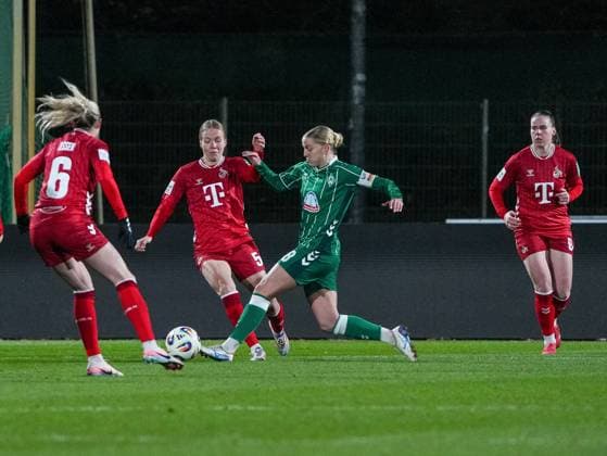 Lina Hausicke SV Werder Bremen, 18 in a duel for the ball with Celina Degen 1 FC Koeln, 05 and Sandra Maria Jessen 1 FC Koeln, 06 SV Werder Bremen vs 1 FC Koeln, Football, Womens Bundesliga, Google Pixel Womens Bundesliga, Matchday 11, Season 2025 2026, 23 11 2025 DFB REGULATES PROHIBIT ANY USE OF PHOTOGRAPHS AS IMAGE SEQUENCES AND OR QUASI VIDEO, SV Werder Bremen vs 1 FC Koeln, Football, Womens Bundesliga, Google Pixel Womens Bundesliga, Matchday 11, Season 2025 2026, 23 11 2025 Bremen Copyright: xEibner-Pressefoto DamianxKruczynx EP_DKI
