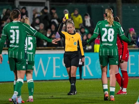 Julia Boike Referee shows Juliane Wirtz SV Werder Bremen, 28 the yellow card SV Werder Bremen vs 1 FC Koeln, Football, Womens Bundesliga, Google Pixel Womens Bundesliga, Matchday 11, Season 2025 2026, 23 11 2025 DFB REGULATES PROHIBIT ANY USE OF PHOTOGRAPHS AS IMAGE SEQUENCES AND OR QUASI VIDEO, SV Werder Bremen vs 1 FC Koeln, Football, Womens Bundesliga, Google Pixel Womens Bundesliga, Matchday 11, Season 2025 2026, 23 11 2025 Bremen Copyright: xEibner-Pressefoto DamianxKruczynx EP_DKI