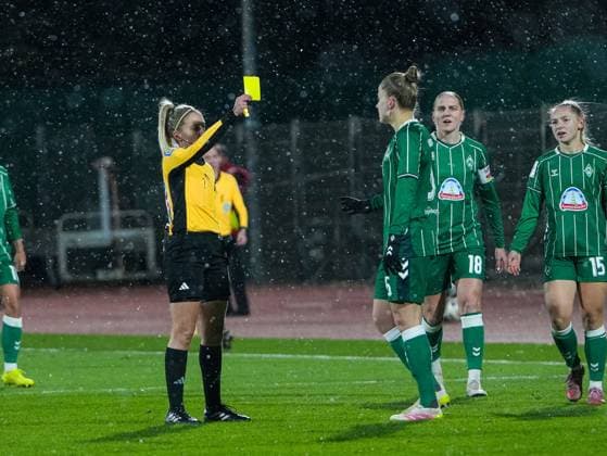 Julia Boike Referee shows Michelle Ulbrich SV Werder Bremen, 05 the yellow card SV Werder Bremen vs 1 FC Koeln, Football, Womens Bundesliga, Google Pixel Womens Bundesliga, Matchday 11, Season 2025 2026, 23 11 2025 DFB REGULATES PROHIBIT ANY USE OF PHOTOGRAPHS AS IMAGE SEQUENCES AND OR QUASI VIDEO, SV Werder Bremen vs 1 FC Koeln, Football, Womens Bundesliga, Google Pixel Womens Bundesliga, Matchday 11, Season 2025 2026, 23 11 2025 Bremen Copyright: xEibner-Pressefoto DamianxKruczynx EP_DKI