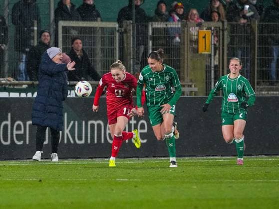Pauline Bremer 1 FC Koeln, 11 in a duel against Hanna Nemeth SV Werder Bremen, 23 In the background Chiara D Angelo SV Werder Bremen, 02 SV Werder Bremen vs 1 FC Koeln, Football, Womens Bundesliga, Google Pixel Womens Bundesliga, 11 Matchday, Season 2025 2026, 23 11 2025 DFB REGULATIONS PROHIBIT ANY USE OF PHOTOGRAPHS AS IMAGE SEQUENCES AND OR QUASI VIDEO, SV Werder Bremen vs 1 FC Koeln, Football, Womens Bundesliga, Google Pixel Womens Bundesliga, Matchday 11, Season 2025 2026, 23 11 2025 Bremen Copyright: xEibner-Pressefoto DamianxKruczynx EP_DKI