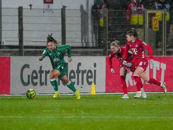 Maja Sternad SV Werder Bremen, 11 dribbles in front of Martyna Wiankowska 1 FC Koeln, 26 SV Werder Bremen vs 1 FC Koeln, Football, Womens Bundesliga, Google Pixel Womens Bundesliga, Matchday 11, Season 2025 2026, 23 11 2025 DFB REGULATES PROHIBIT ANY USE OF PHOTOGRAPHS AS IMAGE SEQUENCES AND OR QUASI VIDEO, SV Werder Bremen vs 1 FC Koeln, Football, Womens Bundesliga, Google Pixel Womens Bundesliga, Matchday 11, Season 2025 2026, 23 11 2025 Bremen Copyright: xEibner-Pressefoto DamianxKruczynx EP_DKI