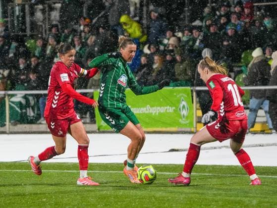 Larissa Muehlhaus SV Werder Bremen, 07 in dribbling against Weronika Zawistowska 1 FC Koeln, 10 SV Werder Bremen vs 1 FC Koeln, Football, Womens Bundesliga, Google Pixel Womens Bundesliga, Matchday 11, Season 2025 2026, 23 11 2025 DFB REGULATES PROHIBIT ANY USE OF PHOTOGRAPHS AS IMAGE SEQUENCES AND OR QUASI VIDEO, SV Werder Bremen vs 1 FC Koeln, Football, Womens Bundesliga, Google Pixel Womens Bundesliga, Matchday 11, Season 2025 2026, 23 11 2025 Bremen Copyright: xEibner-Pressefoto DamianxKruczynx EP_DKI
