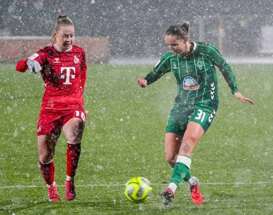 Verena Wieder SV Werder Bremen, 31 in duel against Weronika Zawistowska 1 FC Koeln, 10 SV Werder Bremen vs 1 FC Koeln, Football, Womens Bundesliga, Google Pixel Womens Bundesliga, Matchday 11, Season 2025 2026, 23 11 2025 DFB REGULATES PROHIBIT ANY USE OF PHOTOGRAPHS AS IMAGE SEQUENCES AND OR QUASI VIDEO, SV Werder Bremen vs 1 FC Koeln, Football, Womens Bundesliga, Google Pixel Womens Bundesliga, Matchday 11, Season 2025 2026, 23 11 2025 Bremen Copyright: xEibner-Pressefoto DamianxKruczynx EP_DKI