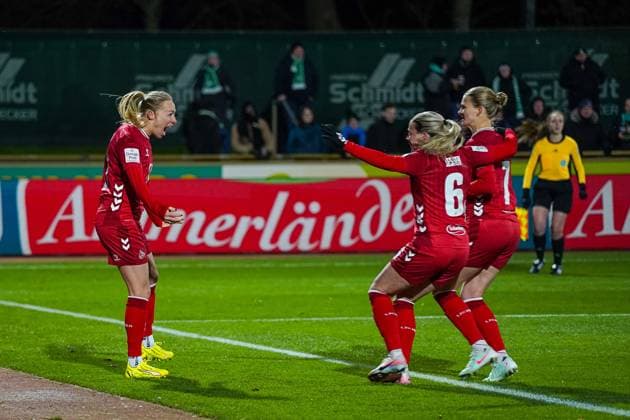 Pauline Bremer 1 FC Koeln, 11 cheers with Sandra Maria Jessen 1 FC Koeln, 06 and Anna Lena Stolze 1 FC Koeln, 07 SV Werder Bremen vs 1 FC Koeln, Football, Womens Bundesliga, Google Pixel Womens Bundesliga, Matchday 11, Season 2025 2026, 23 11 2025 DFB REGULATES PROHIBIT ANY USE OF PHOTOGRAPHS AS IMAGE SEQUENCES AND OR QUASI VIDEO, SV Werder Bremen vs 1 FC Koeln, Football, Womens Bundesliga, Google Pixel Womens Bundesliga, Matchday 11, Season 2025 2026, 23 11 2025 Bremen Copyright: xEibner-Pressefoto DamianxKruczynx EP_DKI