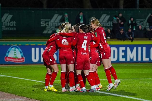 Pauline Bremer 1 FC Koeln, 11 cheers with the team SV Werder Bremen vs 1 FC Koeln, Football, Womens Bundesliga, Google Pixel Womens Bundesliga, 11 Matchday, Season 2025 2026, 23 11 2025 DFB REGULATIONS PROHIBIT ANY USE OF PHOTOGRAPHS AS IMAGE SEQUENCES AND OR QUASI VIDEO, SV Werder Bremen vs 1 FC Koeln, Football, Womens Bundesliga, Google Pixel Womens Bundesliga, 11 Matchday, Season 2025 2026, 23 11 2025 Bremen Copyright: xEibner-Pressefoto DamianxKruczynx EP_DKI