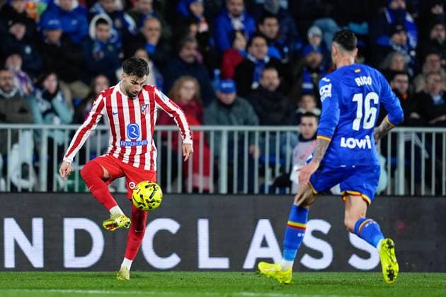 November 23, 2025, Getafe, Madrid, Spain: Alex Baena of Atletico de Madrid controls the ball during the Spanish League, LaLiga EA Sports, football match played between Getafe CF and Atletico de Madrid at Coliseum de Getafe stadium on November 23, 2025, in Getafe, Spain. Getafe Spain - ZUMAa181 20251123_zaa_a181_263 Copyright: xDennisxAgyemanx