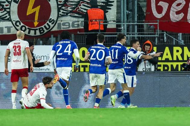 Sport, Football, 3 Liga Season 2025 2026 15 Matchday Rot Weiss Essen FC Energie Cottbus 23 11 2025, Stadion an der Hafenstraße Goal celebration FC Energie Cottbus after the goal to 3 1 by Erik Engelhardt FC Energie Cottbus, 18 the players are happy Essen Stadion an der Hafenstraße North Rhine-Westphalia Germany