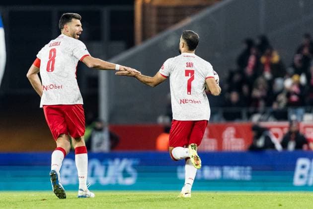 3 Liga Rot Weiss Essen FC Energie Cottbus 23 11 2025 Klaus Gjasula Rot Weiss Essen, 8 and Ramien Safi Rot Weiss Essen, 7 celebrate the 1 2 by Jannik Mause Rot Weiss Essen, 29 3 Liga Rot Weiss Essen FC Energie Cottbus, Essen, Stadion an der Hafenstrasse on 23 11 2025 DFB REGULATIONS PROHIBIT ANY USE OF PHOTOGRAPHS AS IMAGE SEQUENCES AND OR QUASI VIDEO Copyright: xBEAUTIFULxSPORTS Wunderlx