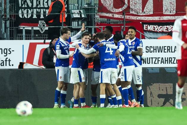 Sport, Football, 3 Liga Season 2025 2026 15 Matchday Rot Weiss Essen FC Energie Cottbus 23 11 2025, Stadion an der Hafenstraße Goal celebration FC Energie Cottbus after the goal to 3 1 by Erik Engelhardt FC Energie Cottbus, 18 the players are happy Essen Stadion an der Hafenstraße North Rhine-Westphalia Germany